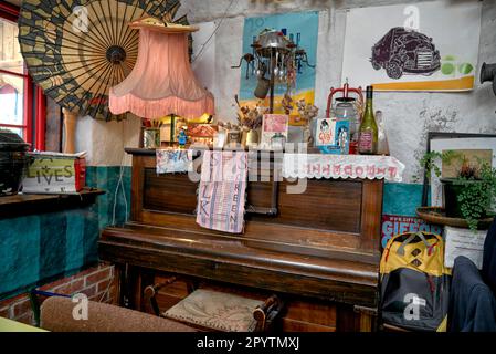 Interni d'epoca e oggetti d'antiquariato in esposizione presso Whichford Pottery and Straw Kitchen, Whichford, Shipston-on-Stour, Inghilterra, Regno Unito Foto Stock