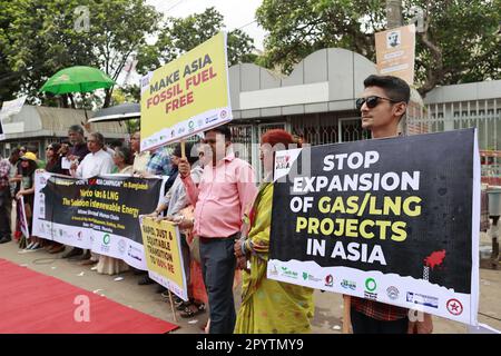 Dhaka, Bangladesh. 04th maggio, 2023. I membri di Don't gas Asia formano una catena umana di fronte al Museo Nazionale di Shahbagh per chiedere la fine dell'estrazione e dell'uso di combustibili fossili, a Dhaka, Bangladesh, 04 maggio 2023. Foto di Suvra Kanti Das/ABACAPRESS.COM Credit: Abaca Press/Alamy Live News Foto Stock