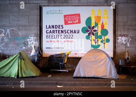 Gli effetti personali di una persona senza casa alla stazione Zoo Zoologischer Garten di Bahnhof, dietro l'angolo del parco Tiergarten a Berlino, Germania. Sempre più senzatetto, molti provenienti dall'Europa orientale, si sono stabilmente trasferiti nel centro di Berlino. Simbolo di un sympton di un processo dilagante di povertà e di carenza di alloggi. Foto Stock