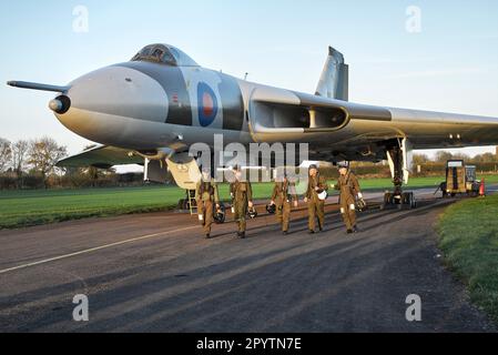 Piloti di caccia e equipaggio aereo del Vulcan Bomber XM655 presso Wellesbourne Airfield nr, Stratford Upon Avon, Inghilterra Regno Unito Foto Stock