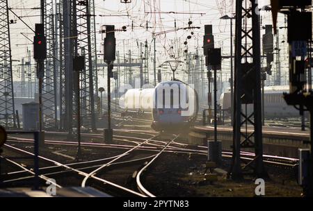 15.02.2017, Francoforte, DEU, Germania, un treno ICE della Deutsche Bahn AG, Società ferroviaria tedesca, sui binari della stazione centrale di Francoforte Foto Stock