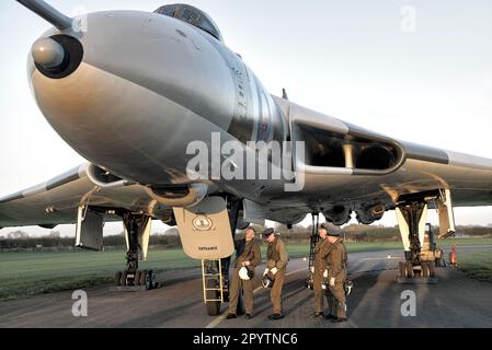 Piloti di caccia e equipaggio aereo del Vulcan Bomber XM655 presso Wellesbourne Airfield nr, Stratford Upon Avon, Inghilterra Regno Unito Foto Stock