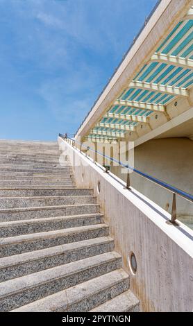 Un volo di scalini fotografato contro un cielo blu nella Città delle Arti e delle Scienze (la Ciudad de las Artes y las Ciencias) in València, Spagna Foto Stock