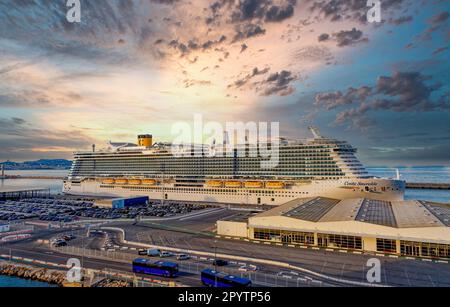 L'enorme nave da crociera, la costa smeralda, ormeggiata nel terminal delle navi da crociera di Marsiglia, Francia al tramonto Foto Stock