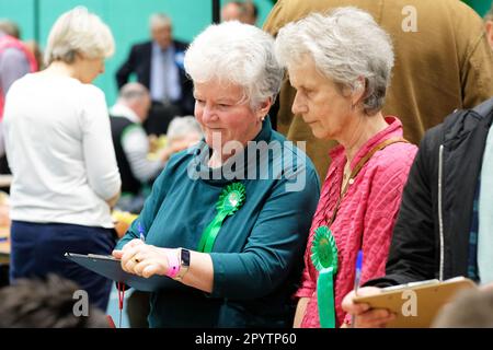 Hereford, Herefordshire, Regno Unito – Venerdì 5th maggio 2023 – i rappresentanti del Partito Verde guardano come il personale delle elezioni conta i voti a Hereford dopo le elezioni locali in Inghilterra. In tutta l'Inghilterra oltre 8.000 seggi locali sono stati contesi in 230 consigli. Foto Steven Maggio / Alamy Live News Foto Stock