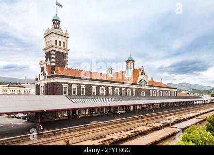 Dunedin, Nuova Zelanda - 3 gennaio 2010: Eclettico edificio in stile rinascimentale fiammingo della storica stazione ferroviaria, una popolare attrazione turistica a South Isl Foto Stock