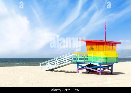 Una vibrante foto di una torre del bagnino nei colori della bandiera di orgoglio, situata a Venice Beach, Los Angeles Foto Stock
