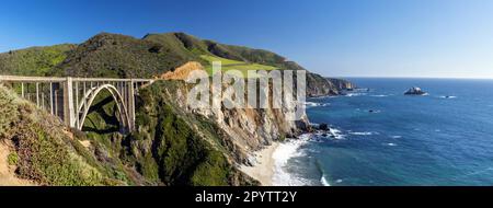 Una splendida vista di un ponte Bixby sulla costa dell'oceano a Big sur, California, che offre uno sfondo panoramico per un'avventura in viaggio Foto Stock