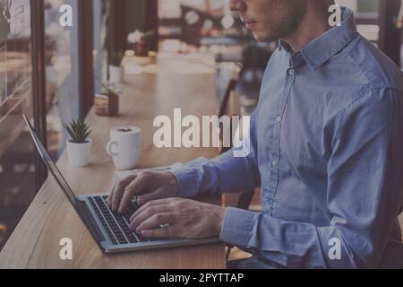persona irriconoscibile che lavora al computer in un bar, un webinar, un corso di formazione online o che legge le e-mail Foto Stock