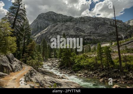 Il sentiero si piega intorno all'angolo lungo il fiume Tuolumne a Yosemite Foto Stock