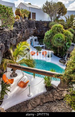 Spagna, Isole Canarie, Lanzarote. Tahiche. Casa in e sulle rocce laviche di Cesar Manrique. Fundacion (Fondazione) Cesar Manrique. Piscina. M Foto Stock