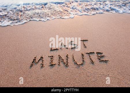 offerta last minute, testo sulla spiaggia di sabbia Foto Stock