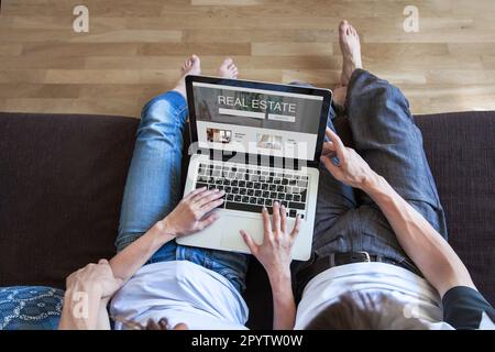 concetto immobiliare su schermo di computer, coppia in cerca di appartamento da affittare o acquistare Foto Stock