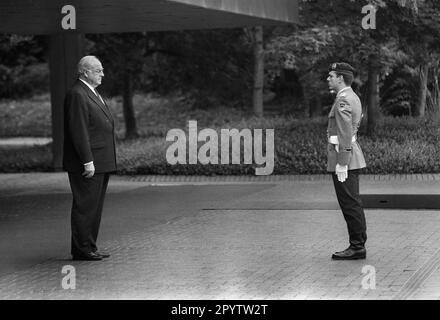 Germania, Bonn, 24/06/1992 Archivio: 34-49-31 Battaglione della Guardia delle forze armate tedesche Foto: Cancelliere Helmut Kohl e soldato del Battaglione della Guardia [traduzione automatica] Foto Stock