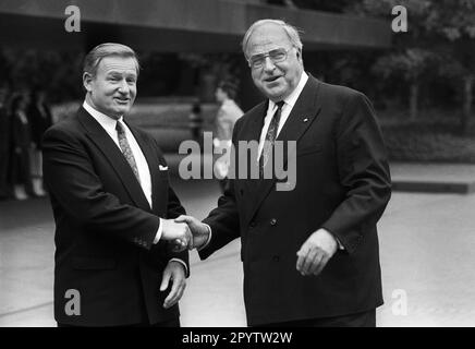 Germania, Bonn, 24.06.1992 Archivio: 34-50-13 primo ministro neozelandese a Bonn Foto: Cancelliere Helmut Kohl e James B. Bolger [traduzione automatica] Foto Stock