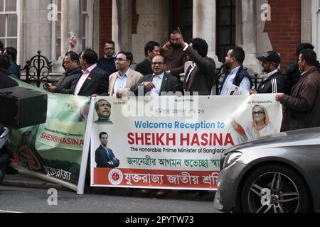 Bangladesh la gente era al di fuori di claridge, dimostrando alcuni per il primo ministro e altri contro il primo ministro hasina . C'era un sacco di polizia lì e la demo era ancora in corso fino al 1am.She è a Londra per l'incoronazione e lei è rimasto al claridge's con altri leader e re e regine 4/5/2023 blitz Foto Stock