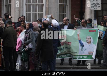 Bangladesh la gente era al di fuori di claridge, dimostrando alcuni per il primo ministro e altri contro il primo ministro hasina . C'era un sacco di polizia lì e la demo era ancora in corso fino al 1am.She è a Londra per l'incoronazione e lei è rimasto al claridge's con altri leader e re e regine 4/5/2023 blitz Foto Stock