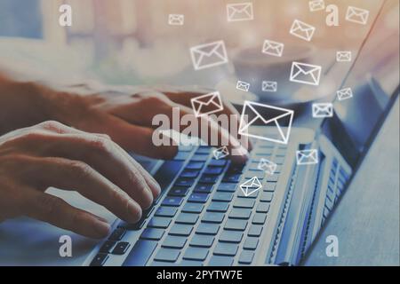 e-mail marketing concetto, e-mail icone, le mani digitando sulla tastiera come sfondo Foto Stock