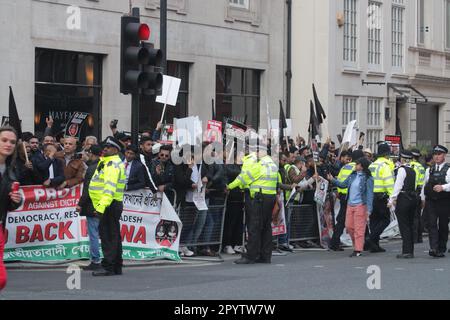 Bangladesh la gente era al di fuori di claridge, dimostrando alcuni per il primo ministro e altri contro il primo ministro hasina . C'era un sacco di polizia lì e la demo era ancora in corso fino al 1am.She è a Londra per l'incoronazione e lei è rimasto al claridge's con altri leader e re e regine 4/5/2023 blitz Foto Stock