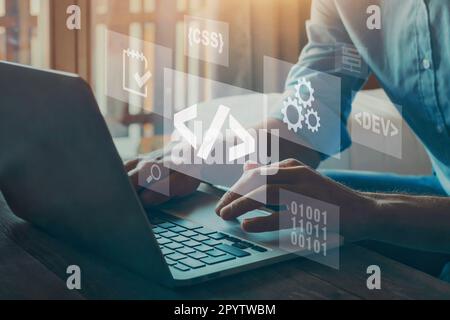 Concetto di software di codifica, gli sviluppatori lavorano alla scrittura di codice di programmazione da computer. Foto Stock