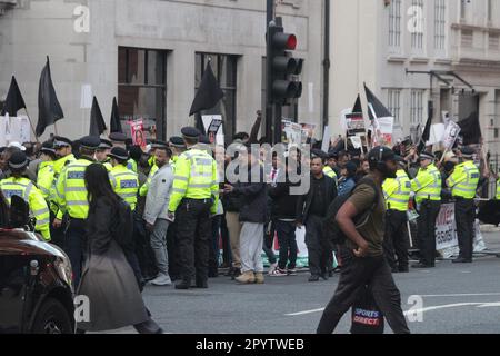 Bangladesh la gente era al di fuori di claridge, dimostrando alcuni per il primo ministro e altri contro il primo ministro hasina . C'era un sacco di polizia lì e la demo era ancora in corso fino al 1am.She è a Londra per l'incoronazione e lei è rimasto al claridge's con altri leader e re e regine 4/5/2023 blitz Foto Stock