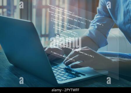 il programmatore scrive lo script del codice di programmazione sullo schermo virtuale Foto Stock