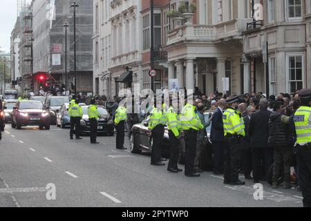 Bangladesh la gente era al di fuori di claridge, dimostrando alcuni per il primo ministro e altri contro il primo ministro hasina . C'era un sacco di polizia lì e la demo era ancora in corso fino al 1am.She è a Londra per l'incoronazione e lei è rimasto al claridge's con altri leader e re e regine 4/5/2023 blitz Foto Stock