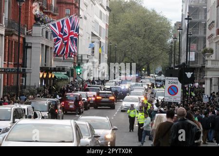 Bangladesh la gente era al di fuori di claridge, dimostrando alcuni per il primo ministro e altri contro il primo ministro hasina . C'era un sacco di polizia lì e la demo era ancora in corso fino al 1am.She è a Londra per l'incoronazione e lei è rimasto al claridge's con altri leader e re e regine 4/5/2023 blitz Foto Stock