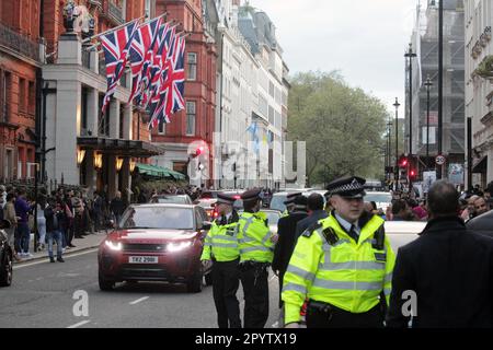 Bangladesh la gente era al di fuori di claridge, dimostrando alcuni per il primo ministro e altri contro il primo ministro hasina . C'era un sacco di polizia lì e la demo era ancora in corso fino al 1am.She è a Londra per l'incoronazione e lei è rimasto al claridge's con altri leader e re e regine 4/5/2023 blitz Foto Stock