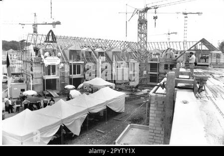 'Cerimonia di topping-out nella nuova zona residenziale ''Altes Rad'' a Potsdam Eiche. Sopra sul balcone Potsdam consigliere per la costruzione Detlef Kaminski(l.). Zona residenziale. Parco residenziale. Nuova area dell'alloggiamento. Struttura dell'alloggiamento. Cantiere. Foto: MAZ/Christel Köster, 20.06.1995 [traduzione automatica]' Foto Stock