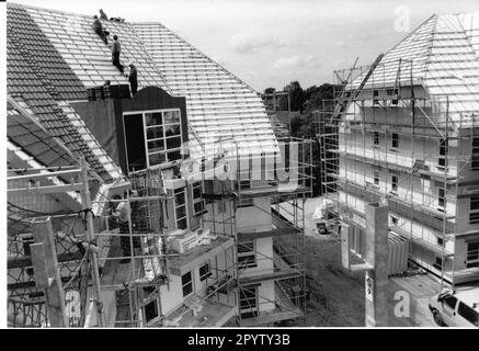 Un complesso residenziale è in costruzione nel quartiere Bornstedt di Potsdam, in Kirschallee. Struttura dell'alloggiamento. Appartamenti. Nuova costruzione. cantiere. Lavori di costruzione. Foto: MAZ/Christel Köster, 27.05.1997 [traduzione automatica] Foto Stock