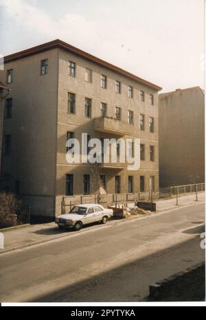 Per 5 anni la casa di Albert-Einstein-Straße 15 era vuota. Nella primavera del 1990, è stata occupata da 14 giovani. Foto: MAZ/ Michael Maciejok, 29.02.1992 [traduzione automatica] Foto Stock