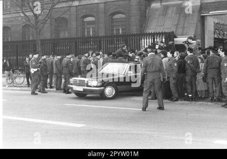 Giornalisti e poliziotti attendono fuori dall'ingresso principale della prigione di Moabit a Berlino. Dopo 169 giorni di carcere, Erich Honecker è di nuovo un uomo libero. Tempo di risposta/durata. Foto: MAZ/Peter Sengpiehl, 14.01.1993 [traduzione automatica] Foto Stock