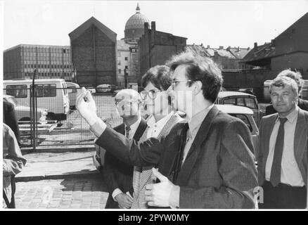 Durante un tour del centro storico di Potsdam, il ministro federale della costruzione Irmgard Adam-Schwaetzer ha appreso i progetti di costruzione già in corso. Dieter Lehmann(l.) Dal Dipartimento di costruzione e alloggiamento di Potsdam ha spiegato agli ospiti di Bonn i complicati compiti connessi alla conservazione del centro città. Tempo di risposta/durata. Photo:MAZ/ Bernd gartenschläger, 11.04.1991 [traduzione automatica] Foto Stock