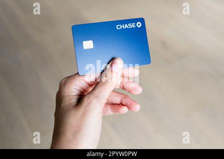 Mano che tiene una carta di debito Chase Cashback Foto Stock