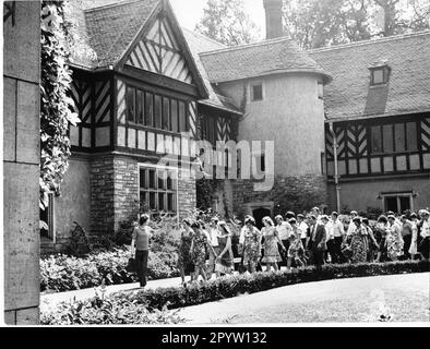 Nel castello Cecilienhof (nel nuovo giardino) si è svolta nel 1945 la conferenza di Potsdam. Negoziati per l'accordo di Potsdam. Tre-potere conference.GDR.Always molti visitatori nel memoriale storico Cecilienhof.Photo: MAZ/Annelies Jentsch, agosto 1978 [traduzione automatica] Foto Stock