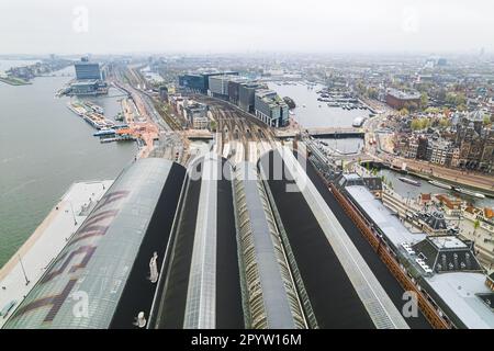 Vista aerea della stazione centrale. Il nome di Amsterdam è scritto in enormi lettere sul tetto della stazione centrale. Foto di alta qualità Foto Stock