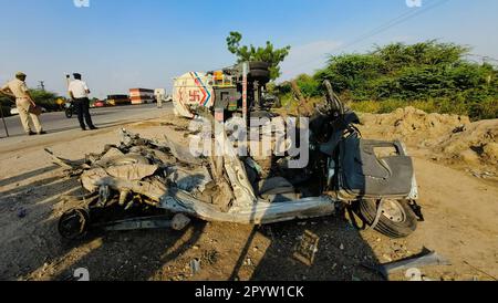 Jaipur, India. 04th maggio, 2023. Il personale della polizia e la gente del posto si radunano sul posto dopo che una petroliera ad alta velocità si era sovrastata sull'auto, a Dudu nel distretto di Jaipur. Otto persone della stessa famiglia sono morte nell'incidente. Erano sulla loro strada per Ajmer, situato Dargah di Khwaja Garib Nawaz. (Foto di Sumit Saraswat/Pacific Press) Credit: Pacific Press Media Production Corp./Alamy Live News Foto Stock