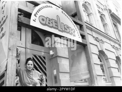 Potsdam cabaret al obelisco commedia arte fase risate comico testo: Una bella casa nuova e nessun denaro per pagare per esso . Il direttore del cabaret Gretel Schulze spera che i sussidi statali bloccati vengano concessi dopo tutto, in modo che i visitatori del cabaret non si troveranno ad affrontare a un certo punto porte chiuse. 1st Governo di Stato prussiano Foto: MAZ/Christel Köster, 1997 [traduzione automatica] Foto Stock