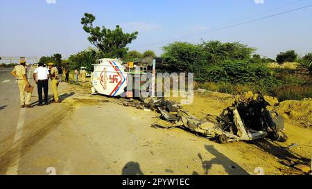 Jaipur, India. 04th maggio, 2023. Il personale della polizia e la gente del posto si radunano sul posto dopo che una petroliera ad alta velocità si era sovrastata sull'auto, a Dudu nel distretto di Jaipur. Otto persone della stessa famiglia sono morte nell'incidente. Erano sulla loro strada per Ajmer, situato Dargah di Khwaja Garib Nawaz. (Foto di Sumit Saraswat/Pacific Press) Credit: Pacific Press Media Production Corp./Alamy Live News Foto Stock