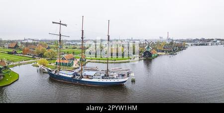 Foto aerea della zona residenziale di Zaanse Schans, case, mulini a vento, una nave nel fiume. Foto di alta qualità Foto Stock