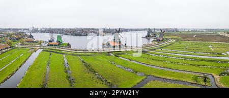 Bel panorama del parco dei mulini a vento di Zaanse Schans e dei campi a Zaandam vicino ad Amsterdam, Olanda del Nord, Paesi Bassi, vista aerea. Foto di alta qualità Foto Stock