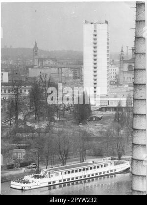 Potsdam l'Interhotel dopo il completamento nel 1970 Vista di una nave passeggeri nel bacino del porto e il giardino di piacere sovrastato con stadio e i giardini di assegnazione sul Havel Foto: MAZ/Wolfgang Mallwitz [traduzione automatica] Foto Stock