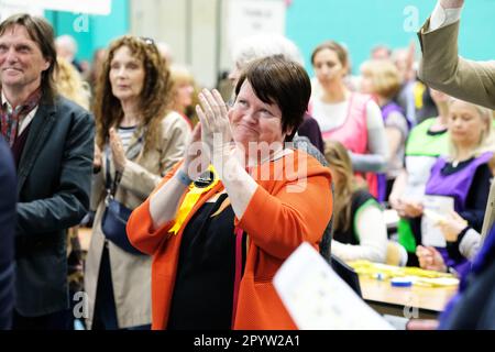 Hereford, Herefordshire, Regno Unito – Venerdì 5th maggio 2023 – Un sostenitore liberaldemocratico celebra l’elezione di un consigliere locale a Hereford dopo che i voti sono stati contati dopo le elezioni locali di ieri in Inghilterra. In tutta l'Inghilterra oltre 8.000 seggi locali sono stati contesi in 230 consigli. Foto Steven Maggio / Alamy Live News Foto Stock