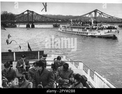 Potsdam White Fleet turismo traffico marittimo bacino acqua natura tempo libero 03.03.1990 navi della flotta bianca aperto dier rotta da Potsdam a Wannsee banda di ottone musica al Glienicker Bridge Wende Wendezeit. GDR. Historical.photo: MAZ/Christel Köster [traduzione automatica] Foto Stock