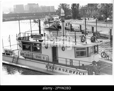 Potsdam White Fleet turismo traffico marittimo bacino acqua natura tempo libero su 13.10.1990 Wende Wendezeit GDR sconvolgimento Bäderservice vendita bevande ormeggio Foto: MAZ/Christel Köster [traduzione automatica] Foto Stock