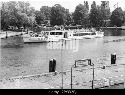 'Potsdam 27.06.1990 MS ''Sperber'' White Fleet Turismo Trasporti marittimi Porto Bacino acqua natura tempo libero Foto: MAZ/Annelies Jentsch [traduzione automatica]' Foto Stock