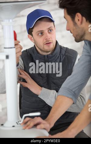 Elettricista con apprendista lavorare nella nuova casa Foto Stock