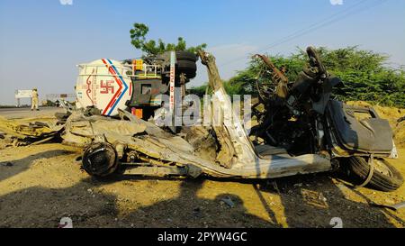 Jaipur, Rajasthan, India. 4th maggio, 2023. Relitto di veicoli dopo una petroliera superveloce overterned sulla macchina, a Dudu nel distretto di Jaipur. Otto persone della stessa famiglia sono morte nell'incidente. Erano sulla loro strada per Ajmer, situato Dargah di Khwaja Garib Nawaz. (Credit Image: © Sumit Saraswat/Pacific Press via ZUMA Press Wire) SOLO PER USO EDITORIALE! Non per USO commerciale! Foto Stock