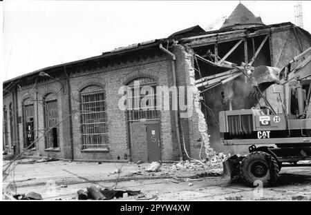 Per la nuova stazione centrale di Potsdam, la Deutsche Bahn AG sta demolendo edifici antichi e storici sul sito GREZZO. Nel 1999, l'ex officina di riparazione Reichsbahn sarà chiusa. Railroad.Train. Foto: MAZ/Christel Köster, febbraio 1998 [traduzione automatica] Foto Stock